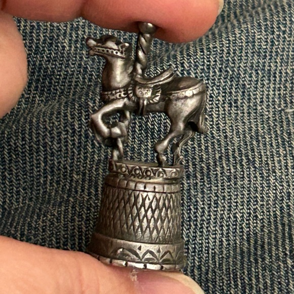 Vintage pewter carousel horse thimble - Picture 3 of 3
